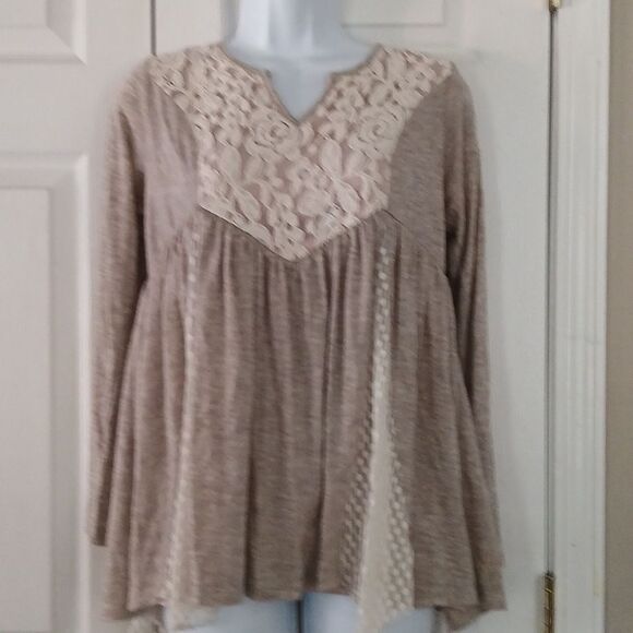 Altar'd State oatmeal color long sleeve pleated blouse  Sz M EUC - Picture 1 of 7